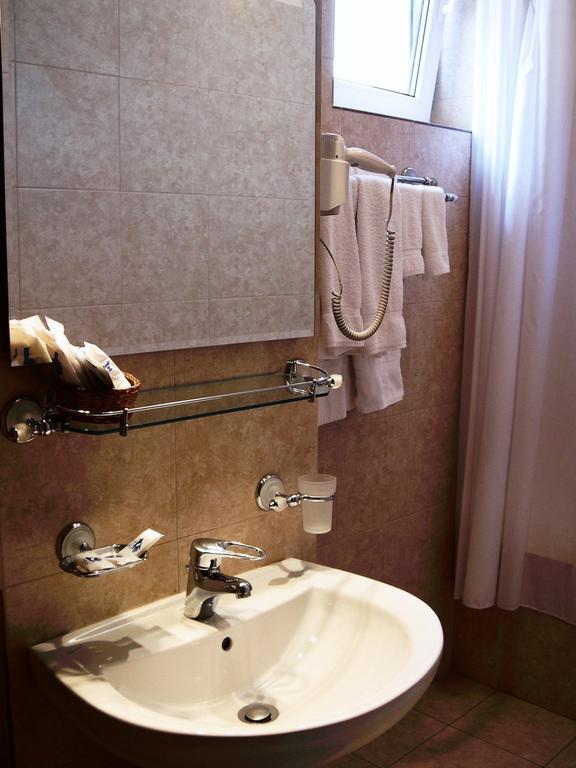 Hotel Piccolo Mondo Bucureşti Cameră foto